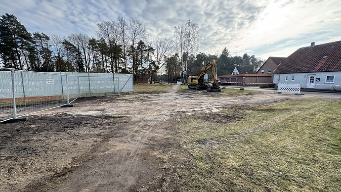 Großgerät im Einsatz bei den Sondierungsmaßnahmen in der Faßberger Hasenheide